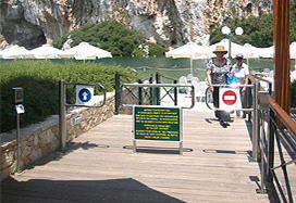 Cancelli pedonali di WMD-05S presso l'ingresso di un resort sulla spiaggia. Lago di Vouliagmeni, Grecia. Installato da Afxotec, Grecia.
